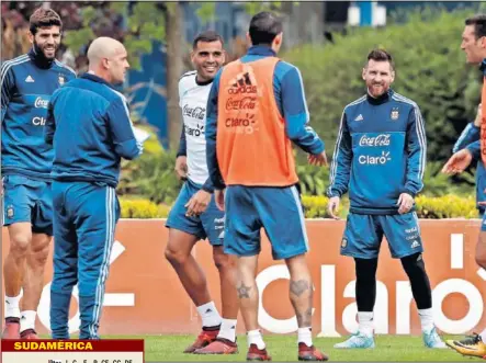  ??  ?? PRESIÓN. Messi, durante el entrenamie­nto previo al vital encuentro que hoy disputar á Argentina frente a Perú.