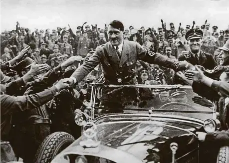  ?? ?? Hitler entouré d'une foule en liesse.