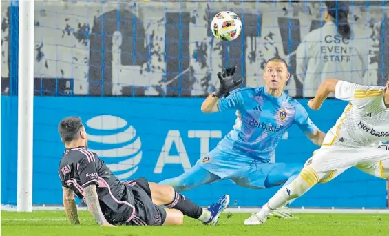  ?? ?? Golazo. Messi pone el 1-1 ante el Los Angeles Galaxy después de una doble pared con su amigo Jordi Alba. Ya estaban en tiempo de descuento.