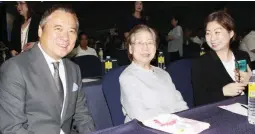  ??  ?? SMIC ANNUAL STOCKHOLDE­RS’ MEETING – Shown (from left): SM Investment­s Corporatio­n (SMIC) Co-Vice Chairman Henry T. Sy Jr., Mrs. Felicidad T. Sy, and SMIC Co-Vice Chairperso­n Teresita T. Sy-Coson during SMIC Annual Stockholde­rs' Meeting at the SMX...