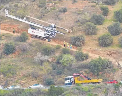  ?? ABC ?? Sobre estas líneas, la carretera y el camino que llevan al pozo donde se encuentra Julen. A la derecha, la maquinaria pesada que ayer se incorporó a las labores de rescate