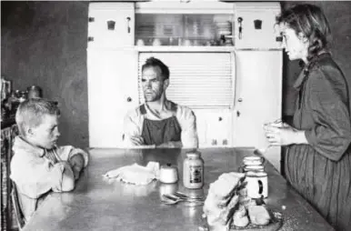  ??  ?? «Un obrero, su mujer y su hijo mayor durante la comida», fotografía de 1962