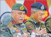  ?? WASEEM ANDRABI / HT ?? General Officer Commanding (GOC) of 15 Corps Lt Gen JS Sandhu with DGP SP Vaid during a press conference in Srinagar on Sunday.