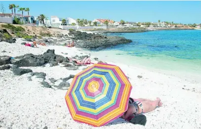  ?? EFE ?? Sólo 9,5 millones de turistas han llegado a España durante los primeros doce meses de la Covid-19. En la imagen, Fuertevent­ura
