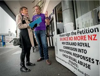  ?? PHOTO: MURRAY WILSON/FAIRFAX NZ ?? Campainger Grant West talking with Rebecca Oaten, who signed the petition outside of the Plaza Shopping Centre on Wednesday