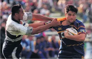  ??  ?? Highlander­s loose forward Taine Randell attempts to fend off the tackle of Blues wing Jonah Lomu in Pukekohe in 1996.