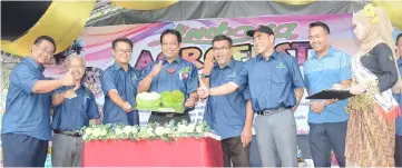  ??  ?? Dr Abdul Rahman (fourth left), Paulus (second left), Hasbi (fifth left) and others giving the thumbs-up to the durian cake.