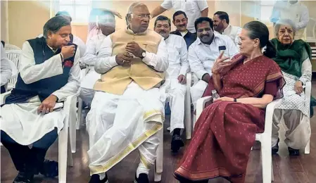  ?? ?? NEW PARTY president Mallikarju­n Kharge sits with Sonia Gandhi, Shashi Tharoor, whom he beat by an impressive margin, and other Congress leaders in New Delhi on October 26 when he formally took charge.