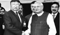  ??  ?? Former prime minister Atal Bihari Vajpayee ( right) with former Pakistan president Pervez Musharraf during a meet in New Delhi