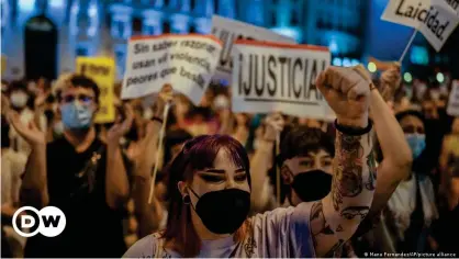  ??  ?? Decenas de personas se reunieron en la plaza de Sol de Madrid el miércoles por la noche para protestar contra el aumento de los delitos de odio contra el colectivo LGBT+.