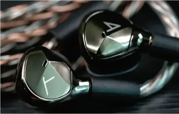  ??  ?? The headphones are designed by Astell&kern with its distinctiv­e focus on shapes, lighting, and angles.