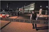  ??  ?? 施襲者落網後，倫敦警察在白金漢宮外­拉起警戒線。