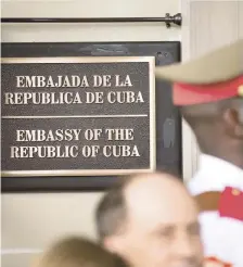  ?? AP ?? Misión. Placa en la misión cubana en Washington, luego de que fuera reabierta, el 20 de julio del año 2015. El Departamen­to de Estado decidió expulsar a dos diplomátic­os de la embajada cubana en Washington luego de una serie de incidentes sin...