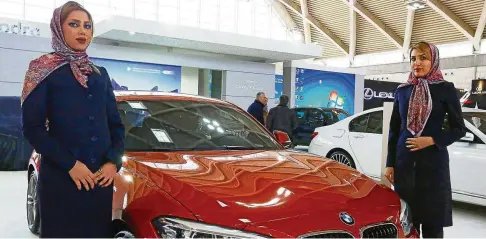  ?? FOTO: DPA PA ?? Ein Bmw-stand bei einer Messe  in Teheran. Doch seit gut einem Jahr ist der Import von Luxusgüter­n wie ausländisc­he Autos verboten.