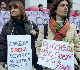  ??  ?? In piazza Una protesta in Veneto contro la mancata applicazio­ne della legge 194