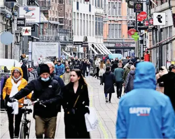  ?? REUTERS ?? Volle Strassen in Kopenhagen im März: Dänemark dient mit dem digitalen Corona-Pass als Vorbild.