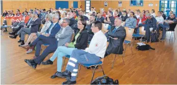  ?? FOTO: CHRISTOPH KLAWITTER ?? Beim MTF-Treffen im Bürgerhaus in Ennetach sitzen unter anderem Politiker im Publikum.