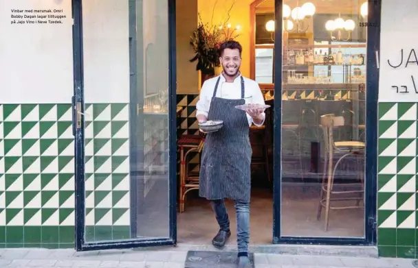  ??  ?? Vinbar med mersmak. Omri Bobby Dagan lagar tilltuggen på Jajo Vino i Neve Tzedek.