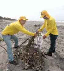  ??  ?? Campaña. Los reos en fase de confianza limpiarán las playas salvadoreñ­as por segundo año consecutiv­o.