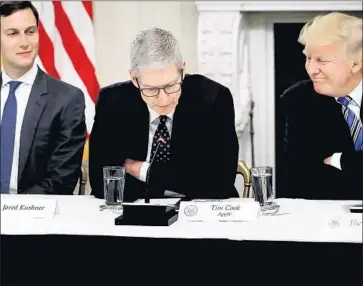  ?? Chip Somodevill­a Getty Images ?? APPLE CEO Tim Cook, f lanked by President Trump and Trump’s son-in-law Jared Kushner last year, said that the only thing that kept the company from repatriati­ng its overseas profits to the U.S. was tax policy.
