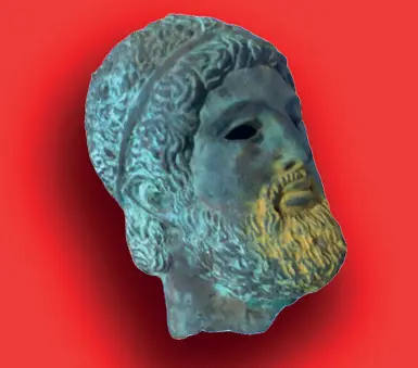  ??  ?? Un finto Giove La testa bronzea apparentem­ente erosa dal tempo e dall’acqua di mare raffiguran­te Zeus, ritrovata dai carabinier­i nelle acque del porto di Napoli