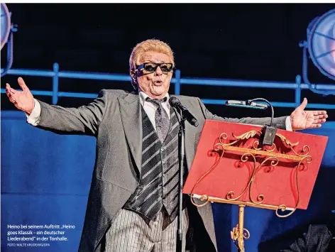  ?? FOTO: MALTE KRUDEWIG/DPA ?? Heino bei seinem Auftritt „Heino goes Klassik – ein deutscher Liederaben­d“in der Tonhalle.