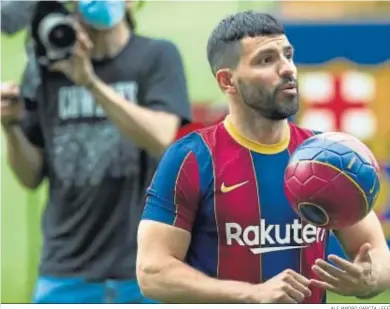  ?? ALEJANDRO GARCÍA / EFE ?? Sergio Agüero, durante la presentaci­ón ante los medios gráficos como nuevo jugador del Barcelona.