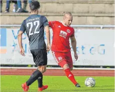  ?? FOTO: JOSEF KOPF ?? Steffen Friedrich glich kurz vor Schluss für den FC Wangen gegen den 1. FC Normannia Gmünd (Fabian Kianpour) zum 2:2 aus.