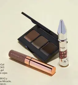  ??  ?? Paleta The BrowGal by TONYA CROOKS
(35 €, en Tacha), gel voluminiza­dor de cejas Gimme Brow, de BENEFIT (27,90 €) y máscara de cejas Miracle, de RITUALS (15,50 €).