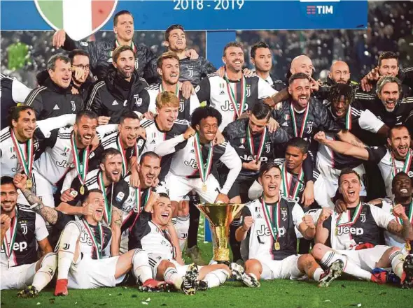  ?? REUTERS PIC ?? Juventus players and officials celebrate winning the Serie A title after the match against Atalanta at the Allianz Stadium on Sunday.