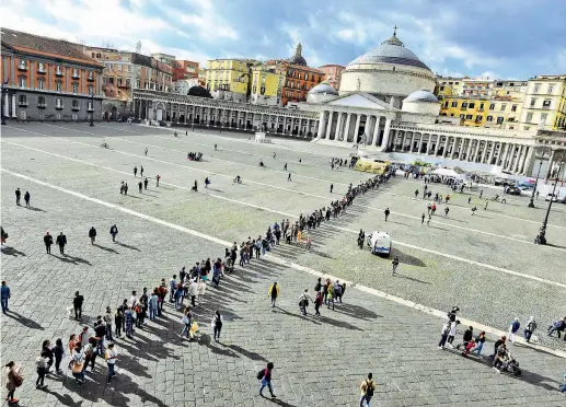  ??  ?? In coda La fila in piazza del Plebiscito per Alessandro Maria Montresor, il bimbo di un anno e mezzo affetto da una rara malattia genetica che ha bisogno di un trapianto di midollo