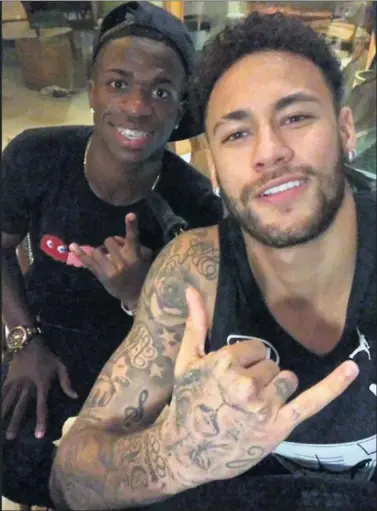  ??  ?? EL ‘SELFIE’ EN CASA DE NEYMAR. Vinicius animó a la estrella del PSG en la recuperaci­ón de su lesión.