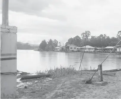  ??  ?? SURUT: Paras air sungai Kampung Tanjong di Medamit kembali seperti biasa.