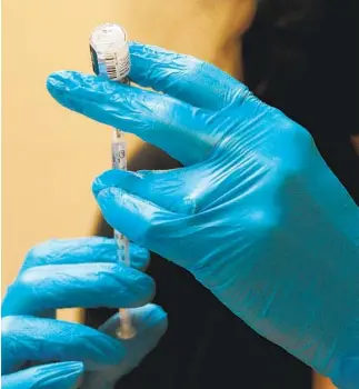  ?? NELVIN C. CEPEDA ?? U-T
A pharmacist preps a vaccinatio­n at Scripps Health’s drive-through site at Del Mar Fairground­s.