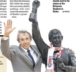  ?? AP PHOTO ?? Gordon Banks stands next to his statue at the Britannia Stadium inStoke.
