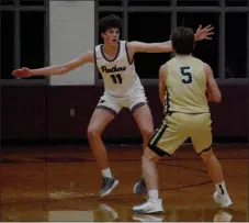  ?? Graham Thomas/Siloam Sunday ?? Siloam Springs sophomore Nate Vachon, No. 11, guards Alma’s Jacob Coursey during last Tuesday’s game.