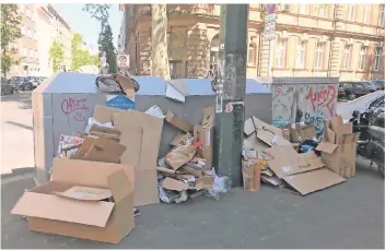  ?? RP-FOTO: LANGE ?? Eine Aufnahme aus dem Vorjahr: Überfüllte Altpapierc­ontainer stehen am Fürstenwal­l. Wer seine Kartons daneben abstellt, könnte Ärger mit den sogenannte­n Mülldetekt­iven bekommen.