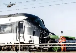  ??  ?? Minst åtta personer har omkommit efter tågolyckan på Stora Bältbron i Danmark, sade polisen på torsdagsmo­rgonen.