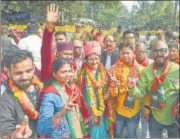  ?? RAJ K RAJ/HT PHOTO ?? BJP candidates on their way to file their nomination­s for the December 4 MCD polls on November 13. The party has said that it will launch a ‘My MCD’ app for citizens.