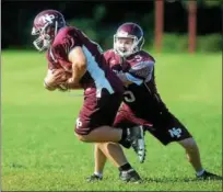  ?? TANIA BARRICKLO — DAILY FREEMAN ?? New Paltz quarterbac­k Aidan Hoiffmann hands off to Kenny Verney.