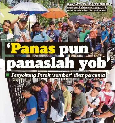  ??  ?? SEBAHAGIAN penyokong Perak yang sabar menunggu di dalam cuaca panas terik untuk mendapatka­n tiket perlawanan.