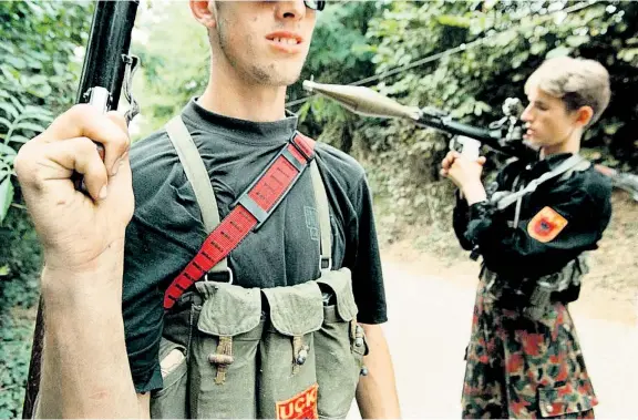 ?? Foto: EPA / Staton R. Winter ?? UÇK-Kämpfer, hier am 16. August 1998 vor dem Dorf Glodjane, 65 Kilometer westlich von Prishtina. So sahen sie sich auch selbst gerne: als aufrechte Soldaten im Kampf gegen die Serben. Die Kriegsverb­rechen, die dabei begangen wurden, werden nur langsam...