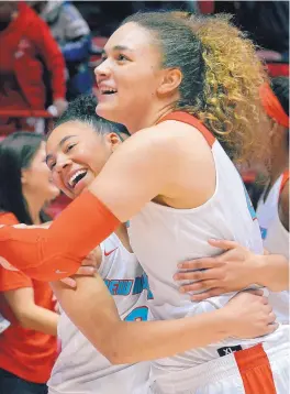  ?? JIM THOMPSON/JOUJRNAL ?? UNM’s Ahlise Hurst, left, is congratula­ted by Jaisa Nunn after the Lobos hung on to beat Oklahoma in the Pit on Wednesday night.