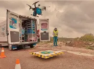  ?? Foto: reuters ?? Empresa queretana entrega equipo de protección personal y esencial a un hospital por medio de un dron.