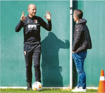  ?? Foto: Klaus Rainer Krieger ?? Trainer Jess Thorup (links) und Sportdirek­tor Marinko Jurendic haben sicher schon genau Vorstellun­gen, wie der Kader in der kommenden Saison aussehen soll. Transfers wird es aber wohl nicht so schnell geben.