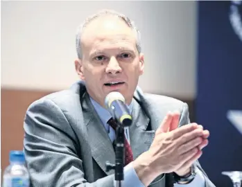  ??  ?? Alejandro Werner, directivo del FMI, en la presentaci­ón del informe del organismo donde asegura que si hay esfuerzos de cooperació­n para modernizar el TLCAN, las tres partes (EU, México y Canadá) saldrán ganando.