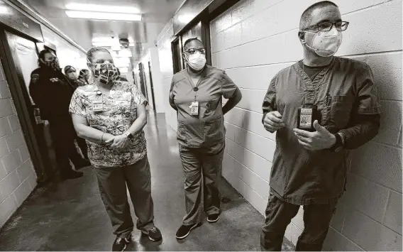  ?? Elizabeth Conley / Staff photograph­er ?? Dariel Newman, a head nurse, and other jail medical staff members talk about the jail’s separation policy with inmates who have tested positive for the coronaviru­s.