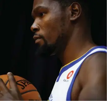  ?? EZRA SHAW/GETTY IMAGES ?? Warriors big man Kevin Durant took one for the team, then took it out on his old club on social media.