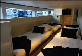  ??  ?? La cabine invités, à lits twins, est située sur tribord. Tout en longueur mais assez claire.