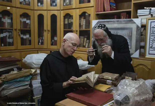  ??  ?? Le père Columba et Shimon Çan, à Jérusalem.